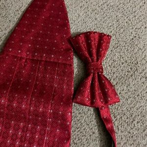 Men’s Cummerbund. Fits up to a 36” waist. All 100% silk as is Matching Tie.